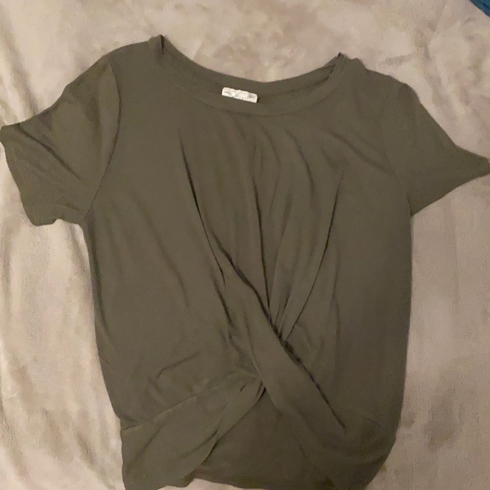Beautiful olive green t-shirt with a knot in the front